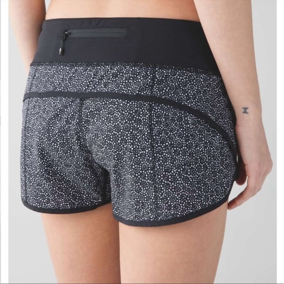 Lululemon 6 Speed Short 4-way Stretch 2.5"
Freckle Flower Black White - Picture 2 of 8